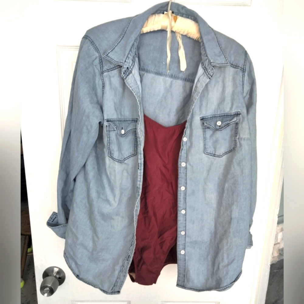 Women's Denim Button Down lightweight Shirt Torrid size 10 Light Wash Denim